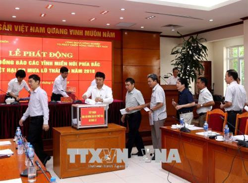 Cán bộ, công chức, viên chức Bộ NN&PTNT ủng hộ đồng bào các tỉnh miền núi phía Bắc. Ảnh: Vũ Sinh - TTXVN Cán bộ, công chức, viên chức Bộ NN&PTNT ủng hộ đồng bào các tỉnh miền núi phía Bắc. Ảnh: Vũ Sinh - TTXVN