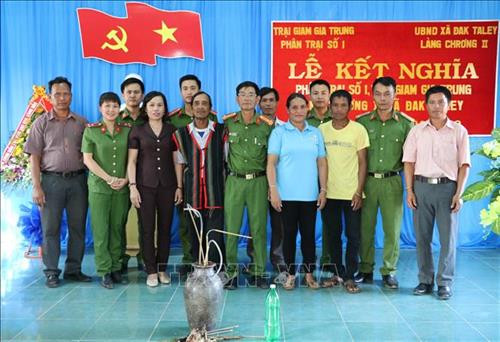 Cán bộ Phân trại số 1, trại giam Gia Trung và dân làng ChRơng II chụp ảnh lưu niệm tại lễ kết nghĩa. Ảnh: Hoài Nam – TTXVN.