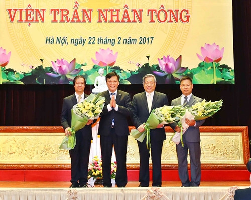 Thứ trưởng Bộ Nội vụ Nguyễn Duy Thăng tặng hoa chúc mừng Ban lãnh đạo Viện Trần Nhân Tông (ĐHQGHN). Ảnh: Minh Quyết – TTXVN Thứ trưởng Bộ Nội vụ Nguyễn Duy Thăng tặng hoa chúc mừng Ban lãnh đạo Viện Trần Nhân Tông (ĐHQGHN). Ảnh: Minh Quyết – TTXVN