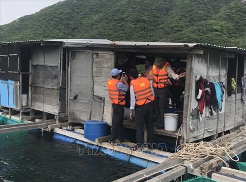 Lực lượng chức năng xã Vạn Thạnh, huyện Vạn Ninh (Khánh Hòa) đến từng bè nuôi thủy sản để thông báo, vận động người dân di dời bè vào khu vực an toàn. Ảnh: Nguyễn Dũng – TTXVN