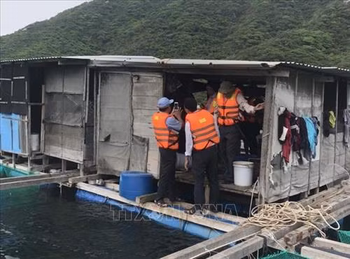 Lực lượng chức năng xã Vạn Thạnh, huyện Vạn Ninh (Khánh Hòa) đến từng bè nuôi thủy sản để thông báo, vận động người dân di dời bè vào khu vực an toàn. Ảnh: Nguyễn Dũng – TTXVN