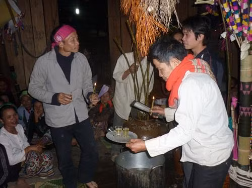 Lễ vật chuẩn bị cho Nghi lễ Xăng Khan gồm có: một mâm cúng gồm: 01 đĩa trầu cau, 02 chai rượu, 04 chén nhỏ, 01 đĩa hoa thờ. Ảnh: Báo Dân trí.