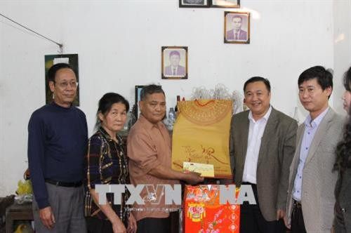 Đoàn công tác đến thăm gia đình ông Nguyễn Trọng Việt, ở xóm 14B, xã Phúc Hà (thành phốThái Nguyên), bố của Trung úy Nguyễn Trọng Đại đang làm nhiệm vụ tại đảo Sinh Tồn. Ảnh: Thu Hằng - TTXVN