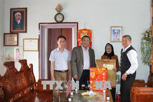 Đoàn công tác đến thăm gia đình bà Đoàn Thị Xuyến ở xóm 3, xã Thanh Ninh, huyện Phú Bình, là mẹ của Thiếu tá Vũ Đình Hòa đang công tác tại đảo Trường Sa. Ảnh: Thu Hằng – TTXVN