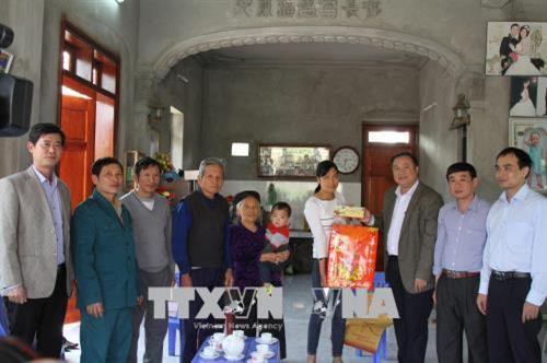 Đoàn công tác đến thăm gia đình chị Dương Thị Hồng Nụ, ở xóm Diễn Cầu, xã Tân Đức, huyện Phú Bình là vợ của Trung úy Dương Tuấn Hải, chiến sĩ đang công tác tại đảo Trường Sa. Ảnh: Thu Hằng - TTXVN