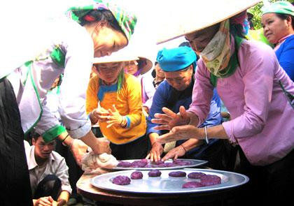 Thầy cúngcó mặt tại gốc cây to đầu bản để làm lễ cúng từ sớm. Nhảy Pao Pố – trò chơi thu hút sự chú ý của đông đảo đồng bào. Múa quạt – nét văn hóa độc đáo dân tộc Giáy. Thi giã bánh dầy. Khéo léo. Sôi nổi thi kéo co. Thầy cúngcó mặt tại gốc cây to đầu bản để làm lễ cúng từ sớm. Nhảy Pao Pố – trò chơi thu hút sự chú ý của đông đảo đồng bào. Múa quạt – nét văn hóa độc đáo dân tộc Giáy. Thi giã bánh dầy. Khéo léo. Sôi nổi thi kéo co.