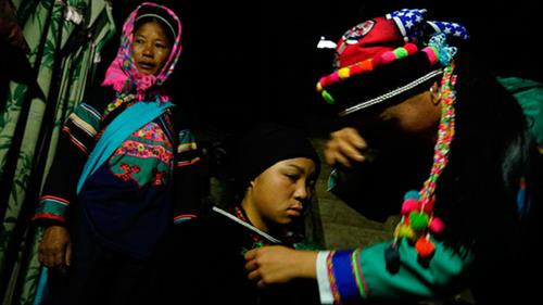 Nhà trai mổ lợn, chuẩn bị mang 100kg thịt đến nhà gái - Ảnh: Ngọc Bằng Bên nhà trai chuẩn bị cơm nước - Ảnh: Ngọc Bằng Nhà trai đưa đồ lễ gồm 6 người mang rượu thịt để nhà gái tổ chức lễ cưới mời anh em họ hàng trong làng tới dự đám cưới - Ảnh: Ngọc Bằng Phong tục té nước của nhà gái vào đoàn nhà trai với mong muốn hai vợ chồng hạnh phúc - Ảnh: Ngọc Bằng Nhà trai bàn giao rượu và thịt lợn cho nhà gái - Ảnh: Ngọc Bằng Ngày thứ hai, đoàn nhà trai mang lễ vật đến và dự cưới bên nhà gái - Ảnh: Ngọc Bằng Đoàn nhà gái té nước làm lễ cho nhà trai - Ảnh: Ngọc Bằng Họ hàng ăn uống vui vẻ - Ảnh: Ngọc Bằng Giao lễ vật - Ảnh: Ngọc Bằng Thầy cúng làm lễ - Ảnh: Ngọc Bằng Chuẩn bị trang phục cho cô dâu - Ảnh: Ngọc Bằng Cô dâu được bế lên ngựa để về nhà trai - Ảnh: Ngọc Bằng Chú rể quỳ làm lễ khi hai vợ chồng về nhà trai - Ảnh: Ngọc Bằng Chú rể cởi khăn bịt mặt cho cô dâu - Ảnh: Ngọc Bằng Đám cưới tổ chức tại nhà trai rất vui vẻ - Ảnh: Ngọc Bằng