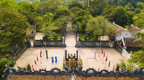 Trải qua hàng trăm năm với nhiều biến cố, thăng trầm của lịch sử, đến nay đền thờ vẫn giữ được nguyên vẻ đẹp cổ kính, uy nghi. Ảnh: Minh Đức - TTXVN Trải qua hàng trăm năm với nhiều biến cố, thăng trầm của lịch sử, đến nay đền thờ vẫn giữ được nguyên vẻ đẹp cổ kính, uy nghi. Ảnh: Minh Đức - TTXVN