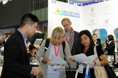 Khách quốc tế tham quan các gian hàng tại hội chợ. Ảnh: An Hiếu - TTXVN Khách quốc tế tham quan các gian hàng tại hội chợ. Ảnh: An Hiếu - TTXVN