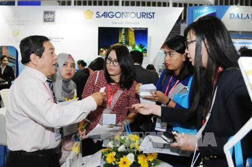 Khách tham quan các gian hàng tại hội chợ. Ảnh: An Hiếu - TTXVN Khách tham quan các gian hàng tại hội chợ. Ảnh: An Hiếu - TTXVN