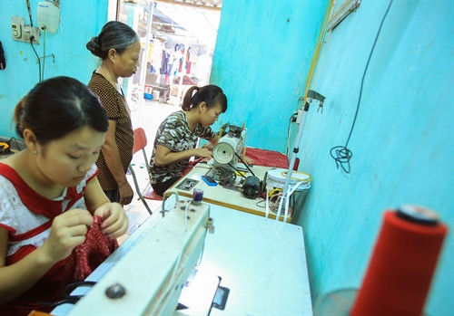 Những người thợ trẻ lành nghề đang làm việc tại xưởng may Thảo Trần ở làng Trạch Xá. Họ là lớp kế cận duy trì, phát triển nghề nghiệp của cha ông. Những người thợ trẻ lành nghề đang làm việc tại xưởng may Thảo Trần ở làng Trạch Xá. Họ là lớp kế cận duy trì, phát triển nghề nghiệp của cha ông.