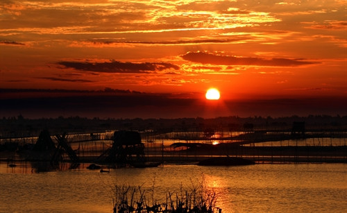 Cảnh bình minh tuyệt đẹp trên Đầm Chuồn Cảnh bình minh tuyệt đẹp trên Đầm Chuồn