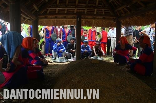 Mọi người cùng làm lễ khấn vái chia tay linh hồn người chết. Ảnh: Nam Sương