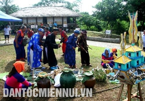 Thầy cúng làm lễ cúng mời hồn về nhận lễ vật. Ảnh: Nam Sương