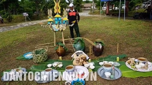 Lễ vật cúng trong lễ Bỏ mả của đồng bào Raglai. Ảnh: Nam Sương