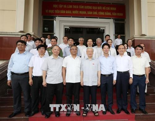 Tổng Bí thư Nguyễn Phú Trọng với các đại biểu và cử tri tại quận Thanh Xuân. Ảnh: Trí Dũng –TTXVN