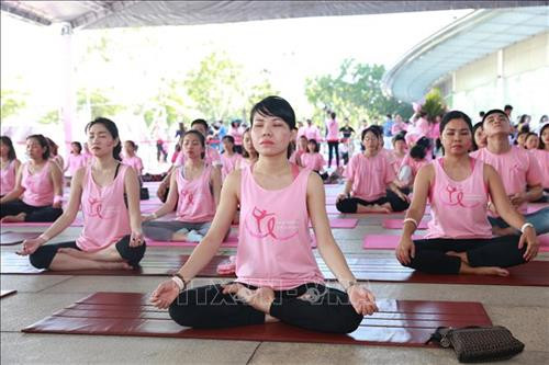 Hướng dẫn tập yoga nâng cao sức khỏe cho cộng đồng tại Ngày hội Nón hồng. Ảnh: Đinh Hằng – TTXVN