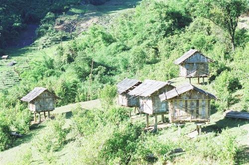 Nhà kho trên núi của đồng bào Xơ Đăng. Nhà kho trên núi của đồng bào Xơ Đăng.