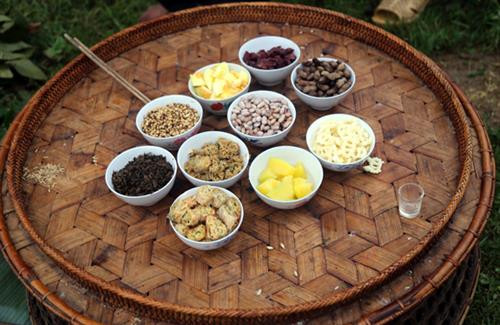 Địa đểm tổ chức Lễ hội Khô Già Già thường là một bãi đất rộng cạnh bìa rừng. Nơi đây có lán thờ được người dân làm bằng gỗ, lợp mái cỏ. Lễ hội thường diễn ra vào đầu tháng 6 âm lịch. Mở đầu là nghi thức mổ trâu hiến tế thần linh thu hút đông thanh niên, trai tráng tham gia Vào ngày hôm sau, mỗi gia đình đều tự chuẩn bị mâm lễ vật mang đến rừng làm lễ cúng thần linh. Mỗi mâm lễ, ngoài thịt trâu còn có các nông sản do người dân tự trồng cấy, chăn nuôi được như thịt gà, thịt lợn, đậu tương, bí đỏ, lạc rang, rượu trắng… Thầy cúng tại thôn Choản Thèn, xã Y Tý chuẩn bị đồ cho lễ cúng. Hai thầy cúng chính thực hiện nghi lễ cúng thần đất, thần nước, thần rừng. Các thầy cúng còn làm lễ cúng tại cột đu quay, đu dây và thực hiện nghi thức thử đu để kiểm tra độ an toàn trước khi cho phép người dân và trẻ em tham gia. Sau nghi lễ cúng, các mâm lễ vật được chuyển vào lán thờ và đại diện các gia đình ngồi ăn cơm, uống rượu, chia sẻ kinh nghiệm sản xuất. Người dân trong thôn được nghỉ 3 ngày để vui chơi, kiêng vào rừng chặt cây, lấy củi, đào đất… Lễ hội Khô Già Già chứa đựng ý nghĩa nhân văn sâu sắc, được đồng bào Hà Nhì đen trên vùng cao Bát Xát gìn giữ qua nhiều thế hệ. Địa đểm tổ chức Lễ hội Khô Già Già thường là một bãi đất rộng cạnh bìa rừng. Nơi đây có lán thờ được người dân làm bằng gỗ, lợp mái cỏ. Lễ hội thường diễn ra vào đầu tháng 6 âm lịch. Mở đầu là nghi thức mổ trâu hiến tế thần linh thu hút đông thanh niên, trai tráng tham gia Vào ngày hôm sau, mỗi gia đình đều tự chuẩn bị mâm lễ vật mang đến rừng làm lễ cúng thần linh. Mỗi mâm lễ, ngoài thịt trâu còn có các nông sản do người dân tự trồng cấy, chăn nuôi được như thịt gà, thịt lợn, đậu tương, bí đỏ, lạc rang, rượu trắng… Thầy cúng tại thôn Choản Thèn, xã Y Tý chuẩn bị đồ cho lễ cúng. Hai thầy cúng chính thực hiện nghi lễ cúng thần đất, thần nước, thần rừng. Các thầy cúng còn làm lễ cúng tại cột đu quay, đu dây và thực hiện nghi thức thử đu để kiểm tra độ an toàn trước khi cho phép người dân và trẻ em tham gia. Sau nghi lễ cúng, các mâm lễ vật được chuyển vào lán thờ và đại diện các gia đình ngồi ăn cơm, uống rượu, chia sẻ kinh nghiệm sản xuất. Người dân trong thôn được nghỉ 3 ngày để vui chơi, kiêng vào rừng chặt cây, lấy củi, đào đất… Lễ hội Khô Già Già chứa đựng ý nghĩa nhân văn sâu sắc, được đồng bào Hà Nhì đen trên vùng cao Bát Xát gìn giữ qua nhiều thế hệ.