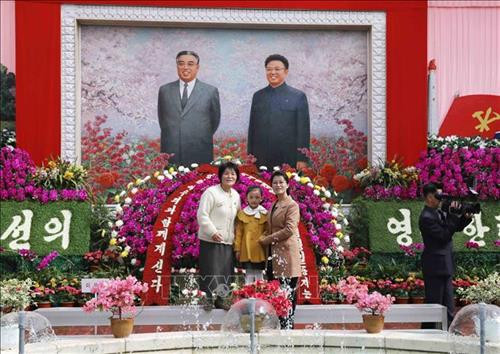 Thủ đô Bình Nhưỡng ngày nay mang một dáng vẻ hiện đại. Ảnh: Phương Hoa – TTXVN Những ngôi nhà cao tầng được sơn nhiều màu sắc mang dáng vẻ hiện đại cho Thủ đô Bình Nhưỡng. Ảnh: Phương Hoa- TTXVN Toàn cảnh thành phố Bình Nhưỡng nhìn từ trên cao. Ảnh: Phương Hoa – TTXVN Tiết mục hòa nhạc của Dàn nhạc Công Huân quốc gia Triều Tiên. Ảnh: Phương Hoa – TTXVN Đúng dịp sinh nhật của Chủ tịch Kim Nhật Thành, Triển lãm hoa được tổ chức tại Thủ đô Bình Nhưỡng. Ảnh: Phương Hoa – TTXVN Một gia đình Triều Tiên tham quan Triển lãm hoa Kim Nhật Thành. Ảnh: Phương Hoa – TTXVN Phụ nữ Triều Tiên mặc trang phục truyền thống vào xem Triển lãm hoa Kim Nhật Thành. Ảnh: Phương Hoa – TTXVN Người dân Triều Tiên xếp hàng vào xem Triển lãm hoa Kim Nhật Thành. Ảnh: Phương Hoa – TTXVN Một ngôi nhà truyền thống bên cạnh những công trình hiện đại. Ảnh: Phương Hoa – TTXVN Người dân và thiếu niên Triều Tiên đến vui chơi ở công viên. Ảnh: Phương Hoa – TTXVN Ngày cuối tuần, người dân Triều Tiên đến vui chơi ở các công viên nổi tiếng. Ảnh: Phương Hoa – TTXVN Một gian hàng dược phẩm ở Bình Nhưỡng. Ảnh: Phương Hoa – TTXVN Học sinh học môn thể thao yêu thích ở trường học. Ảnh: Phương Hoa – TTXVN Lớp học âm nhạc của học sinh Triều Tiên. Ảnh: Phương Hoa – TTXVN Lớp dạy lập trình tại Cung Học sinh Thiếu niên Vạn Cảnh Đài. Ảnh: Phương Hoa – TTXVN Triều Tiên rất chú trọng đến việc phát triển toàn diện con người, học sinh được tham gia các lớp học nghệ thuật. Ảnh: Phương Hoa- TTXVN Học sinh Triều Tiên học viết thư pháp. Ảnh: Phương Hoa – TTXVN Một cặp vợ chồng sắp cưới chụp ảnh trước Bảo tàng Chiến thắng Chiến tranh Giải phóng Tổ quốc. Ảnh: Phương Hoa – TTXVN Người dân xếp hàng trật tự lên phương tiện giao thông công cộng. Ảnh: Phương Hoa- TTXVN Cung Thái Dương Kumsusan-nơi an nghỉ của Chủ tịch Kim Nhật Thành và Kim Jong - Il. Ảnh: Phương Hoa – TTXVN Nhà ga trung tâm ở Thủ đô Bình Nhưỡng. Ảnh: Phương Hoa – TTXVN Tòa nhà Quốc hội ở Thủ đô Bình Nhưỡng. Ảnh: Phương Hoa – TTXVN Ngoài phương tiện giao thông công cộng, người dân Bình Nhưỡng thường xuyên sử dụng xe đạp. Ảnh: Phương Hoa – TTXVN Hoa nở trên đường phố cùng với những ngôi nhà cao tầng mang nhiều màu sắc rực rỡ. Ảnh: Phương Hoa – TTXVN Tượng "Vạn Lý Mã" - bức tượng nổi tiếng ở Bình Nhưỡng. Ảnh: Phương Hoa – TTXVN Những dãy phố với công trình kiến trúc hiện đại được xây dựng ở Bình Nhưỡng. Ảnh: Phương Hoa – TTXVN Nhiều chung cư cao tầng được xây dựng phục vụ chỗ ở cho người dân ở Thủ đô Bình Nhưỡng. Ảnh: Phương Hoa – TTXVN Khải Hoàn Môn - một công trình nổi tiếng ở Bình Nhưỡng. Ảnh: Phương Hoa – TTXVN Tháp Chủ thể cao 170 m là Tượng đài về học thuyết tự lực tự cường ở Triều Tiên. Ảnh: Phương Hoa – TTXVN Một công trình kiến trúc truyền thống của Triều Tiên tại Thủ đô Bình Nhưỡng. Ảnh: Phương Hoa – TTXVN Quảng trường Kim Nhật Thành, nơi tổ chức các sự kiện lớn của Triều Tiên. Ảnh: Phương Hoa – TTXVN Pin năng lượng mặt trời được sử dụng ở nhiều nơi tại Thủ đô Bình Nhưỡng. Ảnh: Phương Hoa – TTXVN Ô tô điện là phương tiện giao thông công cộng phổ biển ở Bình Nhưỡng. Ảnh: Phương Hoa – TTXVN Nhà ga Bình Nhưỡng nhìn từ trên cao. Ảnh: Phương Hoa – TTXVN Tòa nhà Ryugyong cao 330m ở Thủ đô Bình Nhưỡng. Ảnh: Phương Hoa – TTXVN Một công trình lịch sử ở Thủ đô Bình Nhưỡng. Ảnh: Phương Hoa – TTXVN Học sinh mầm non được cô giáo dẫn đi dã ngoại. Ảnh: Phương Hoa – TTXVN Thủ đô Bình Nhưỡng nhìn từ trên cao. Ảnh: Phương Hoa – TTXVN Khu Chang Jong, nơi tập trung nhiều nhà cao tầng. Ảnh: Phương Hoa – TTXVN Thủ đô Bình Nhưỡng ngày nay mang một dáng vẻ hiện đại. Ảnh: Phương Hoa – TTXVN Những ngôi nhà cao tầng được sơn nhiều màu sắc mang dáng vẻ hiện đại cho Thủ đô Bình Nhưỡng. Ảnh: Phương Hoa- TTXVN Toàn cảnh thành phố Bình Nhưỡng nhìn từ trên cao. Ảnh: Phương Hoa – TTXVN Tiết mục hòa nhạc của Dàn nhạc Công Huân quốc gia Triều Tiên. Ảnh: Phương Hoa – TTXVN Đúng dịp sinh nhật của Chủ tịch Kim Nhật Thành, Triển lãm hoa được tổ chức tại Thủ đô Bình Nhưỡng. Ảnh: Phương Hoa – TTXVN Một gia đình Triều Tiên tham quan Triển lãm hoa Kim Nhật Thành. Ảnh: Phương Hoa – TTXVN Phụ nữ Triều Tiên mặc trang phục truyền thống vào xem Triển lãm hoa Kim Nhật Thành. Ảnh: Phương Hoa – TTXVN Người dân Triều Tiên xếp hàng vào xem Triển lãm hoa Kim Nhật Thành. Ảnh: Phương Hoa – TTXVN Một ngôi nhà truyền thống bên cạnh những công trình hiện đại. Ảnh: Phương Hoa – TTXVN Người dân và thiếu niên Triều Tiên đến vui chơi ở công viên. Ảnh: Phương Hoa – TTXVN Ngày cuối tuần, người dân Triều Tiên đến vui chơi ở các công viên nổi tiếng. Ảnh: Phương Hoa – TTXVN Một gian hàng dược phẩm ở Bình Nhưỡng. Ảnh: Phương Hoa – TTXVN Học sinh học môn thể thao yêu thích ở trường học. Ảnh: Phương Hoa – TTXVN Lớp học âm nhạc của học sinh Triều Tiên. Ảnh: Phương Hoa – TTXVN Lớp dạy lập trình tại Cung Học sinh Thiếu niên Vạn Cảnh Đài. Ảnh: Phương Hoa – TTXVN Triều Tiên rất chú trọng đến việc phát triển toàn diện con người, học sinh được tham gia các lớp học nghệ thuật. Ảnh: Phương Hoa- TTXVN Học sinh Triều Tiên học viết thư pháp. Ảnh: Phương Hoa – TTXVN Một cặp vợ chồng sắp cưới chụp ảnh trước Bảo tàng Chiến thắng Chiến tranh Giải phóng Tổ quốc. Ảnh: Phương Hoa – TTXVN Người dân xếp hàng trật tự lên phương tiện giao thông công cộng. Ảnh: Phương Hoa- TTXVN Cung Thái Dương Kumsusan-nơi an nghỉ của Chủ tịch Kim Nhật Thành và Kim Jong - Il. Ảnh: Phương Hoa – TTXVN Nhà ga trung tâm ở Thủ đô Bình Nhưỡng. Ảnh: Phương Hoa – TTXVN Tòa nhà Quốc hội ở Thủ đô Bình Nhưỡng. Ảnh: Phương Hoa – TTXVN Ngoài phương tiện giao thông công cộng, người dân Bình Nhưỡng thường xuyên sử dụng xe đạp. Ảnh: Phương Hoa – TTXVN Hoa nở trên đường phố cùng với những ngôi nhà cao tầng mang nhiều màu sắc rực rỡ. Ảnh: Phương Hoa – TTXVN Tượng "Vạn Lý Mã" - bức tượng nổi tiếng ở Bình Nhưỡng. Ảnh: Phương Hoa – TTXVN Những dãy phố với công trình kiến trúc hiện đại được xây dựng ở Bình Nhưỡng. Ảnh: Phương Hoa – TTXVN Nhiều chung cư cao tầng được xây dựng phục vụ chỗ ở cho người dân ở Thủ đô Bình Nhưỡng. Ảnh: Phương Hoa – TTXVN Khải Hoàn Môn - một công trình nổi tiếng ở Bình Nhưỡng. Ảnh: Phương Hoa – TTXVN Tháp Chủ thể cao 170 m là Tượng đài về học thuyết tự lực tự cường ở Triều Tiên. Ảnh: Phương Hoa – TTXVN Một công trình kiến trúc truyền thống của Triều Tiên tại Thủ đô Bình Nhưỡng. Ảnh: Phương Hoa – TTXVN Quảng trường Kim Nhật Thành, nơi tổ chức các sự kiện lớn của Triều Tiên. Ảnh: Phương Hoa – TTXVN Pin năng lượng mặt trời được sử dụng ở nhiều nơi tại Thủ đô Bình Nhưỡng. Ảnh: Phương Hoa – TTXVN Ô tô điện là phương tiện giao thông công cộng phổ biển ở Bình Nhưỡng. Ảnh: Phương Hoa – TTXVN Nhà ga Bình Nhưỡng nhìn từ trên cao. Ảnh: Phương Hoa – TTXVN Tòa nhà Ryugyong cao 330m ở Thủ đô Bình Nhưỡng. Ảnh: Phương Hoa – TTXVN Một công trình lịch sử ở Thủ đô Bình Nhưỡng. Ảnh: Phương Hoa – TTXVN Học sinh mầm non được cô giáo dẫn đi dã ngoại. Ảnh: Phương Hoa – TTXVN Thủ đô Bình Nhưỡng nhìn từ trên cao. Ảnh: Phương Hoa – TTXVN Khu Chang Jong, nơi tập trung nhiều nhà cao tầng. Ảnh: Phương Hoa – TTXVN