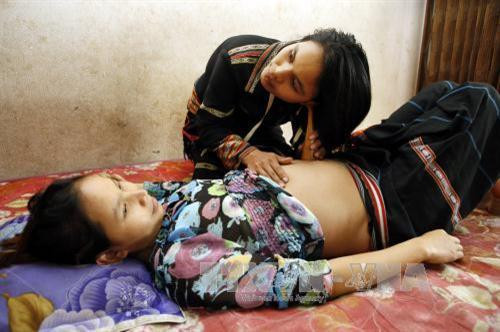 Cô đỡ thôn bản chăm sóc sức khoẻ sinh sản cho đồng bào dân tộc huyện Mang Yang (Gia Lai). Ảnh: Dương Ngọc – TTXVN Cô đỡ thôn bản chăm sóc sức khoẻ sinh sản cho đồng bào dân tộc huyện Mang Yang (Gia Lai). Ảnh: Dương Ngọc – TTXVN