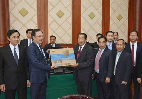 Thượng tướng Nguyễn Văn Thành trao máy tính và máy in của Bộ Công an Việt Nam tặng Bộ Nội vụ Campuchia do Quốc vụ khanh Em Saman đại diện nhận. Ảnh: Phan Minh Hưng và Danh Chanh Đa, P/v TTXVN tại Campuchia.