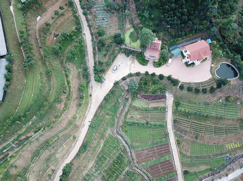 Toàn cảnh Trang trại Hoa Viên ở xã Yên Bình, huyện Thạch Thất, Hà Nội. Ảnh: Hoàng Hà Trang trại Hoa Viên là mô hình nông nghiệp hữu cơ khép kín từ chăn nuôi đến trồng trọt với diện tích 60 ha. Ảnh: Hoàng Hà Chị Trương Kim Hoa - chủ Trang trại Hoa Viên cho biết, được sự giúp đỡ của Sở Nông nghiệp và Phát triển nông thôn Hà Nội, Trang trại Hoa Viên đã tiến hành trồng rau hữu cơ trên diện tích 5.000 m2 từ năm 2013. Ảnh: Hoàng Hà