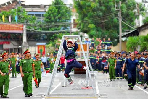 Phần thi chạy 100m vượt chướng ngại vật cứu nạn, cứu hộ. Ảnh: Mạnh Linh – TTXVN