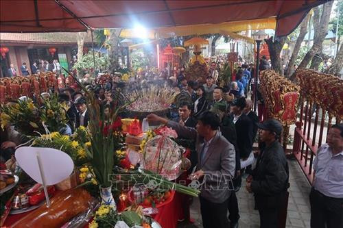 Du khách thập phương dâng lễ tại miếu thờ ông Tổ dòng họ Vũ- Võ Mộ Trạch. Ảnh: Hiền Anh- TTXVN Du khách thập phương dâng lễ tại miếu thờ ông Tổ dòng họ Vũ- Võ Mộ Trạch. Ảnh: Hiền Anh- TTXVN