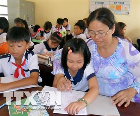 Cô Nguyễn Thị Xuân, giáo viên Trường Tiểu học Hùng Vương, thị xã Ngã Bảy (Hậu Giang) vượt lên hoàn cảnh khó khăn để dạy tốt. Ảnh minh họa TTXVN Cô Nguyễn Thị Xuân, giáo viên Trường Tiểu học Hùng Vương, thị xã Ngã Bảy (Hậu Giang) vượt lên hoàn cảnh khó khăn để dạy tốt. Ảnh minh họa TTXVN