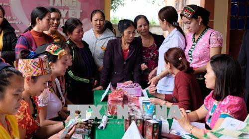 Tư vấn sức khỏe sinh sản cho người dân xã Bồng Khê, huyện Con Cuông, tỉnh Nghệ An. Ảnh: Bích Huệ - TTXVN