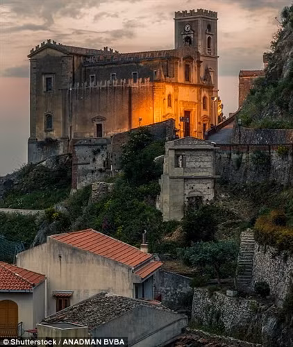 Trong phim "Bố già" của nhà văn Mario Puzo, thị trấn Modica ở vùng Sicily là quê hương của nhân vật ông trùm mafia Vito Corleone. Ảnh: Pinimg. Du khách đến thị trấn thường ăn bánh quy ngọt và uống Granitas tại quán bar Vitelli, nơi nhân vật Michael Corleone từng ngồi, khi về quê cha để lẩn trốn sự truy đuổi. Ảnh: James Dunn/Daily Mail. Quán bar trong phim và ngoài đời thực không có sự khác biệt, bên ngoài được phủ xanh bằng giàn cây leo. Ảnh: Shutterstock/Goran Vrhovac. Một cảnh trong phim "Bố già". Trong phim, Michael Corleone cùng các bạn của mình đến quán bar để xin cưới con gái chủ quán, người anh đã yêu ngay lần đầu gặp trên một con đường làng. Ảnh: Paramount Pictures/REX/Shutterstock. Từ bar Vitelli, du khách có thể nhìn thấy nhà thờ Savoca, nơi đạo diễn Francis Ford Coppola quay cảnh đám cưới của Michael Corleone và người vợ đầu tiên. Ảnh: Shutterstock/Anadman BVBA. Nhờ những cảnh quay trong bộ phim huyền thoại, Sicily trở thành thỏi nam châm thu hút du khách từ khắp nơi trên thế giới đổ về. Ảnh: James Dunn/Daily Mail. Nhiều du khách thích thú khi được thuê lái những chiếc xe hơi cổ đến núi Etna, ngọn núi lửa nổi tiếng của hòn đảo và ghé thăm những vườn nho trong vùng. Ảnh: James Dunn/Daily Mail. Người dân Sicily ưu ái dành tình cảm cho đạo diễn Francis Ford Coppola bằng một bức tượng kim loại hình ông bên máy quay phim. Phía xa là nhà thờ Santa Maria Degli Angeli, nơi quay cảnh ông trùm Michael Corleone kết hôn với người vợ đầu tiên. Ảnh: James Dunn/Daily Mail. Cảnh quan vùng Sicily giữ được nét trầm mặc, yên tĩnh và có phần bí hiểm, giống như những gì đã xuất hiện trên phim cách đây hơn 40 năm. Ảnh: Shutterstock/Nikiforov Alexander. Một địa điểm nổi tiếng khác ở Sicily là nơi nhân vật Vito Corleone sinh ra, xuất hiện trong "Bố già" phần III. Ảnh: James Dunn/Daily Mail. Ngoài khu nội thất sang trọng, bên ngoài biệt thự là khu vực ăn uống mở. Du khách có thể thưởng thức rượu vang và món ăn ngon của địa phương vào những buổi chiều nắng nóng. Ảnh: James Dunn/Daily Mail. Không gian mở hướng ra biển mang lại cảm giác thư giãn yên tĩnh. Ảnh: James Dunn/Daily Mail. Sau chuyến thăm các địa danh xuất hiện trong phim, du khách có thể ghé một nhà hát cổ tuyệt đẹp nằm trên quả đồi nhỏ nhìn ra vịnh. Ảnh: Shutterstock/Arts lllustrated Studios.
