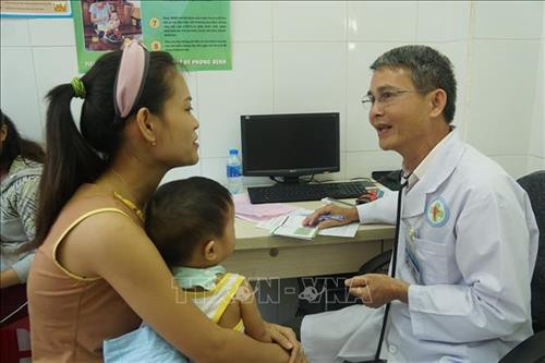 Bác sỹ từ Bệnh viện quận Bình Thạnh trực tiếp khám bệnh cho người dân tại Trạm Y tế Phường 13. Ảnh: Đinh Hằng - TTXVN Bác sỹ từ Bệnh viện quận Bình Thạnh trực tiếp khám bệnh cho người dân tại Trạm Y tế Phường 13. Ảnh: Đinh Hằng - TTXVN