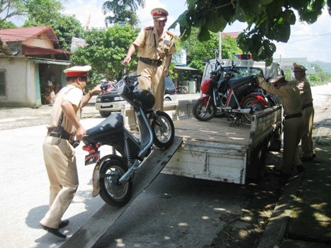 Lực lượng CSGT tăng cường tuần tra, xử lý vi phạm (Nguồn ảnh: yenbai.gov.vn) Lực lượng CSGT tăng cường tuần tra, xử lý vi phạm (Nguồn ảnh: yenbai.gov.vn)