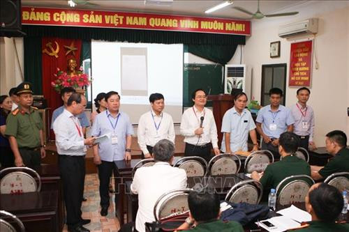 Sáng ngày 24/6, Bộ trưởng Bộ Giáo dục và Đào tạo Phùng Xuân Nhạ dặn dò, động viên các giám thị coi thi sáng. Ảnh: Thanh Tùng-TTXVN Sáng ngày 24/6, Bộ trưởng Bộ Giáo dục và Đào tạo Phùng Xuân Nhạ dặn dò, động viên các giám thị coi thi sáng. Ảnh: Thanh Tùng-TTXVN