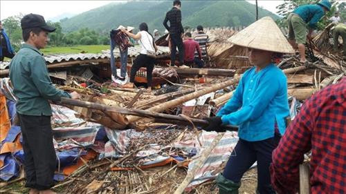 Lốc xoáy, lũ quét gây thiệt hại tại Lào Cai. Ảnh: TTXVN phát