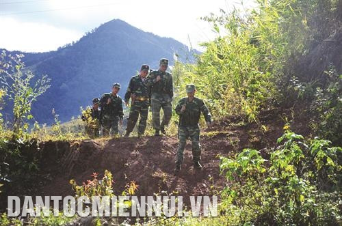 Chiến sĩ Đồn Biên phòng A Pa Chải trên đường tuần tra biên giới.