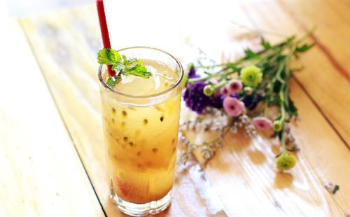 Nước chanh leo - một loại nước giải khát bổ dưỡng. Nước chanh leo - một loại nước giải khát bổ dưỡng.