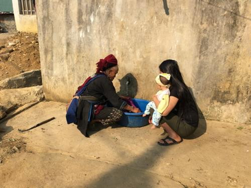 Thiếu nước, bà Chẻo Song Mẩy (trái) phải dùng nhiều cách tích trữ nước mưa và sử dụng tiết kiệm tối đa. Thiếu nước, bà Chẻo Song Mẩy (trái) phải dùng nhiều cách tích trữ nước mưa và sử dụng tiết kiệm tối đa.