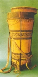 Chiếc gùi này cư dân nhóm Giẻ dùng để gùi lúa khi thu hoạch. Nó được đan bằng cật nứa. Nan tạo hoa văn có màu đen bóng do được hơ nhiều lần trong khói nhựa thông. Chiếc gùi này cư dân nhóm Giẻ dùng để gùi lúa khi thu hoạch. Nó được đan bằng cật nứa. Nan tạo hoa văn có màu đen bóng do được hơ nhiều lần trong khói nhựa thông.