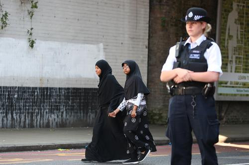 Nữ cảnh sát Anh tuần tra ở London ngày 19/6. Ảnh: AFP/TTXVN Nữ cảnh sát Anh tuần tra ở London ngày 19/6. Ảnh: AFP/TTXVN