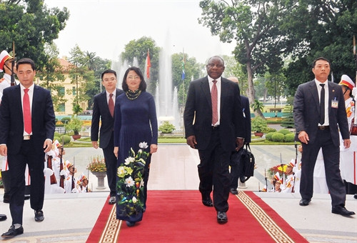 Phó Chủ tịch nước Đặng Thị Ngọc Thịnh đón Ngài Cyril Ramaphosa, Phó Tổng thống Cộng hoà Nam Phi. Ảnh: Nguyễn Khang – TTXVN