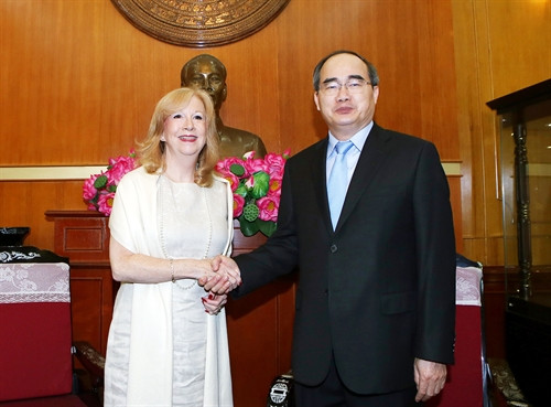 Chiều 3/10/2016, tại Hà Nội, đồng chí Nguyễn Thiện Nhân, Uỷ viên Bộ Chính trị, Chủ tịch Uỷ ban Trung ương Mặt trận Tổ quốc Việt Nam tiếp Phó Chủ tịch Hạ viện Vương Quốc Anh bà Eleanor Laining đang thăm và làm việc tại Việt Nam. Ảnh: Nguyễn Dân – TTXVN