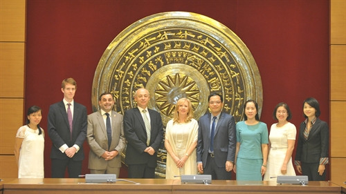 Chiều 03/10/2016, tại nhà Quốc hội, đồng chí Đinh Công Sỹ, Phó Chủ tịch đoàn Đại biểu Quốc hội trẻ Việt Nam gặp mặt thân mật và làm việc với Phó Chủ tịch Hạ viện Vương quốc Anh Eleanor Liang. Trong ảnh: Đại biểu chụp ảnh chung. Ảnh: Phương Hoa - TTXVN