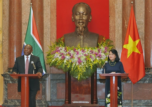 Phó Chủ tịch nước Đặng Thị Ngọc Thịnh và Ngài Cyril Ramaphosa, Phó Tổng thống Cộng hoà Nam Phi họp báo sau khi kết thúc Hội đàm. Ảnh: Nguyễn Khang – TTXVN