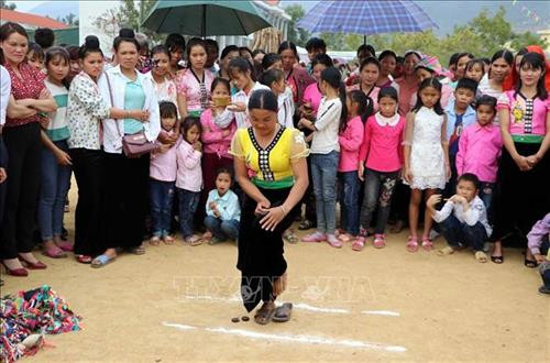 Du khách cùng người dân địa phương tham gia chơi Trống và Chiêng. Ảnh: Quý Trung – TTXVN Môn thi đẩy gậy tại lễ hội. Ảnh: Quý Trung - TTXVN Phần thi môn kéo co tại lễ hội. Ảnh: Quý Trung - TTXVN Các đội trình bày phần thi ẩm thực với các món ăn dân tộc. Ảnh: Quý Trung – TTXVN Ban tổ chức chấm thi ở nội dung ẩm thực của các xã tham dự tại lễ hội. Ảnh: Quý Trung – TTXVN Các vận động viên tham gia thi trò chơi Tó Má Lẹ, một trong những trò chơi dân gian dành cho nữ. Ảnh: Quý Trung - TTXVN Môn thi đẩy gậy tại lễ hội. Ảnh: Quý Trung - TTXVN Phần thi môn kéo co của các vận động viên của các xã tham dự. Ảnh: Quý Trung - TTXVN Du khách cùng người dân địa phương tham gia chơi Trống và Chiêng. Ảnh: Quý Trung – TTXVN Môn thi đẩy gậy tại lễ hội. Ảnh: Quý Trung - TTXVN Phần thi môn kéo co tại lễ hội. Ảnh: Quý Trung - TTXVN Các đội trình bày phần thi ẩm thực với các món ăn dân tộc. Ảnh: Quý Trung – TTXVN Ban tổ chức chấm thi ở nội dung ẩm thực của các xã tham dự tại lễ hội. Ảnh: Quý Trung – TTXVN Các vận động viên tham gia thi trò chơi Tó Má Lẹ, một trong những trò chơi dân gian dành cho nữ. Ảnh: Quý Trung - TTXVN Môn thi đẩy gậy tại lễ hội. Ảnh: Quý Trung - TTXVN Phần thi môn kéo co của các vận động viên của các xã tham dự. Ảnh: Quý Trung - TTXVN