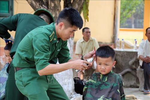 Nhiều phần việc thanh niên ý nghĩa phục vụ người dân vùng biên giới. Ảnh: Diệp Anh – TTXVN Nhiều phần việc thanh niên ý nghĩa phục vụ người dân vùng biên giới. Ảnh: Diệp Anh – TTXVN