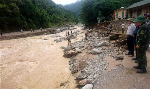 Các lực lượng chức năng huyện Mường Tè tổ chức tìm kiếm hai nạn nhân bị lũ cuốn trôi. Ảnh: Việt Hoàng - TTXVN