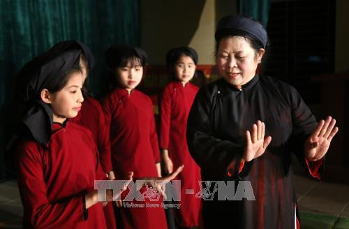 Nghệ nhân Nguyễn Thị Lịch dạy Hát Xoan cho thế hệ trẻ kế cận của phường Xoan An Thái, xã Phượng Lâu, TP. Việt Trì (tỉnh Phú Thọ) . Ảnh: Trung Kiên – TTXVN