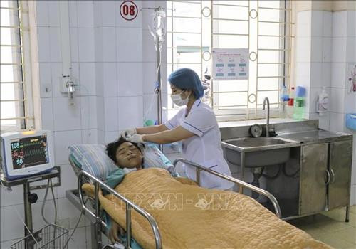 Bệnh nhân Lý A Bia đang được điều trị tại bệnh viện Đa khoa tỉnh Điện Biên. Ảnh: Xuân Tư - TTXVN